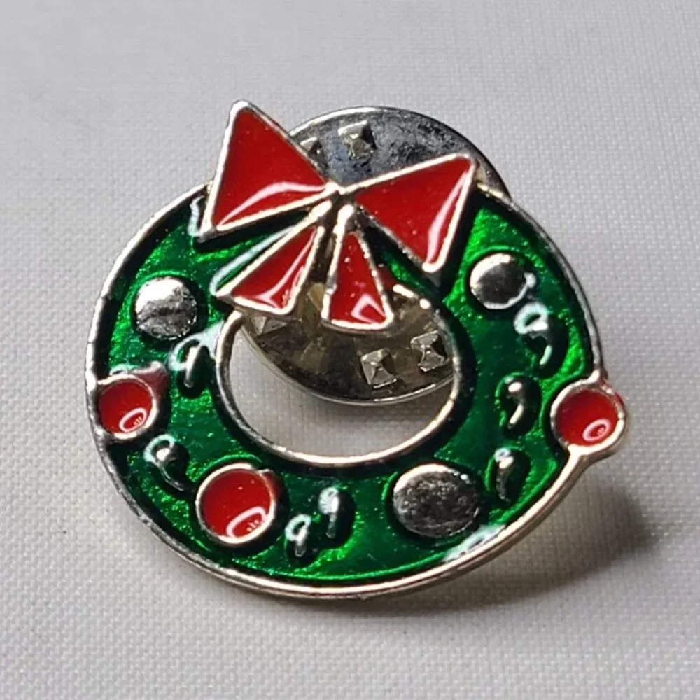 Christmas Wreath Lapel Pin With Red Bow & Enamel Details Holiday Themed Jewelry - Picture 2 of 5